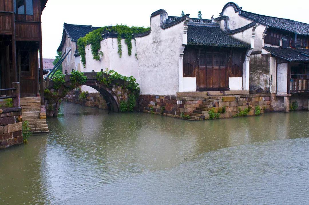 游客欢乐背后，一群人在默默守护