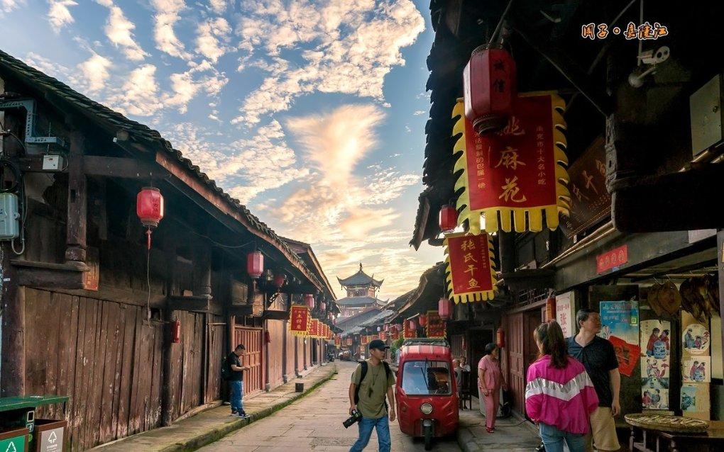 夫妻带着放暑假的孩子跑运输，驾驶室像家一样布置，其行为值得提倡吗？游戏画面